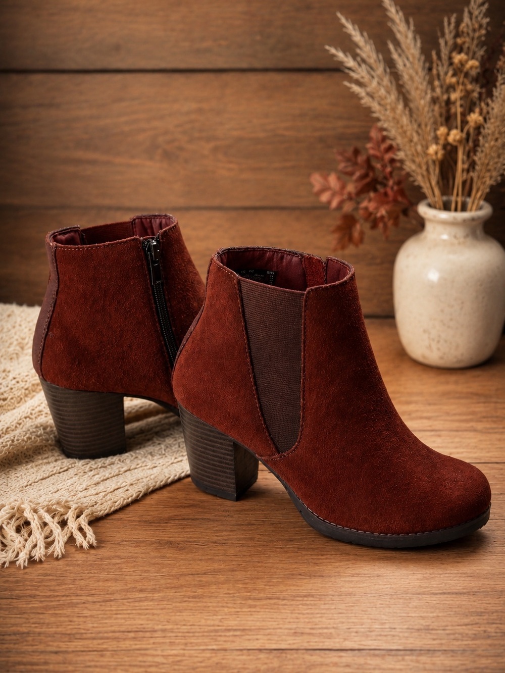 Clarks Women's Pause
Camelia Boot Size 8M Block
Heel Chelsea Red Suede Pull
On